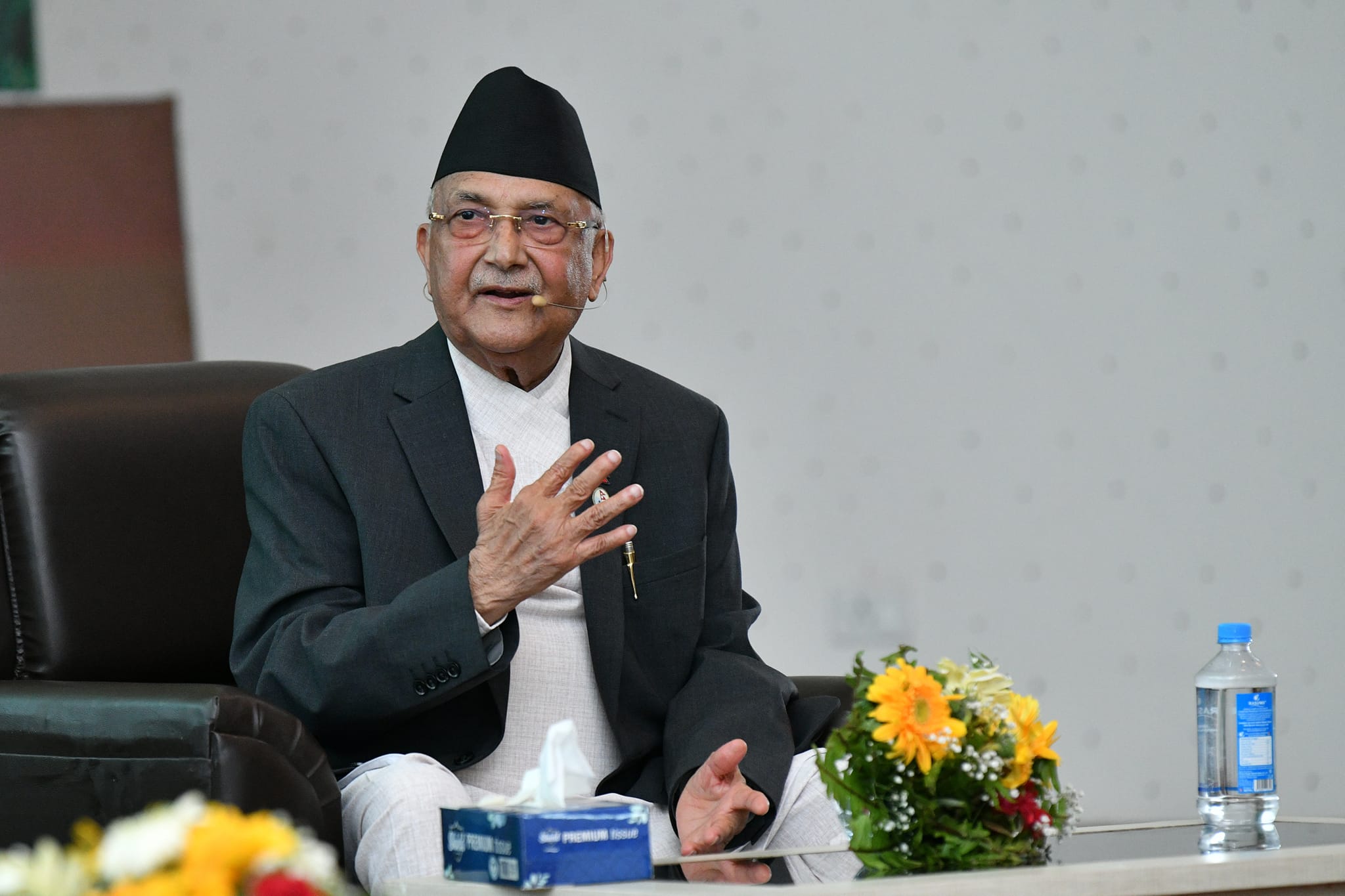 पढेर विदेश जानै पर्दैन, नेपालमै अवसर छन् : केपी ओली